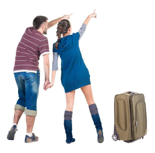 旅行箱包与对年轻夫妇看起来在哪里，. — 图库照片