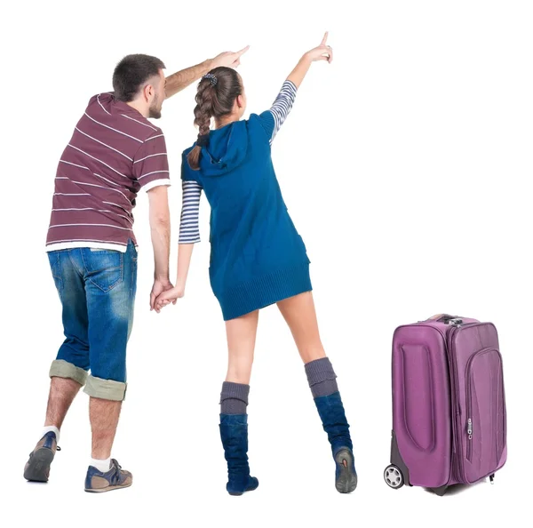 Jovem casal viajando com suitcas parece onde isso. — Fotografia de Stock