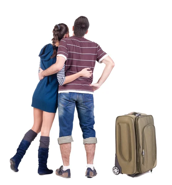 Jovem casal viajando com suitcas parece onde isso. — Fotografia de Stock