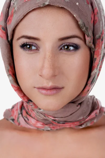白皮肤的女孩裹着头巾的肖像. — 图库照片