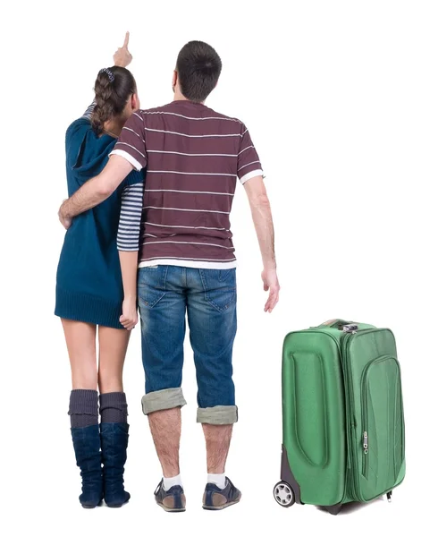 Νεαρό ζευγάρι ταξιδεύουν με suitcas φαίνεται πού που. — Φωτογραφία Αρχείου