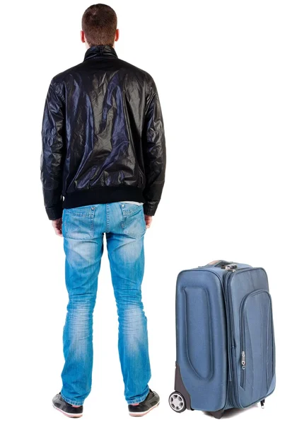 Widok podróży przystojny mężczyzna w kurtka z suitcas wygląd z tyłu — Zdjęcie stockowe