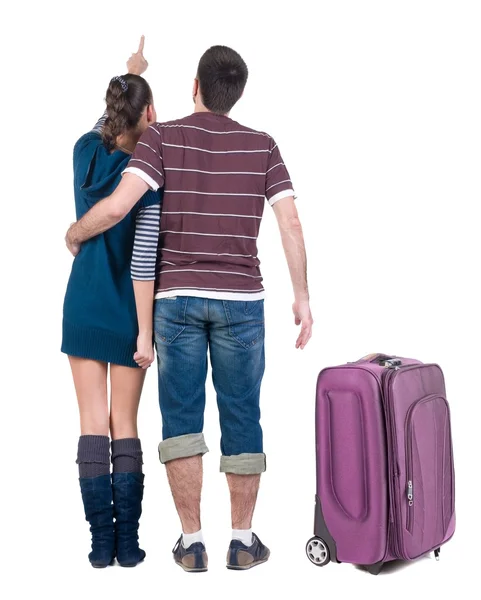 Junges Reisen paar mit Suitcas sieht wo das. — Stockfoto