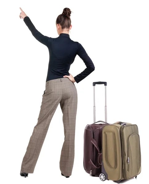 Jovem mulher a viajar com suitcas apontando para parede. — Fotografia de Stock