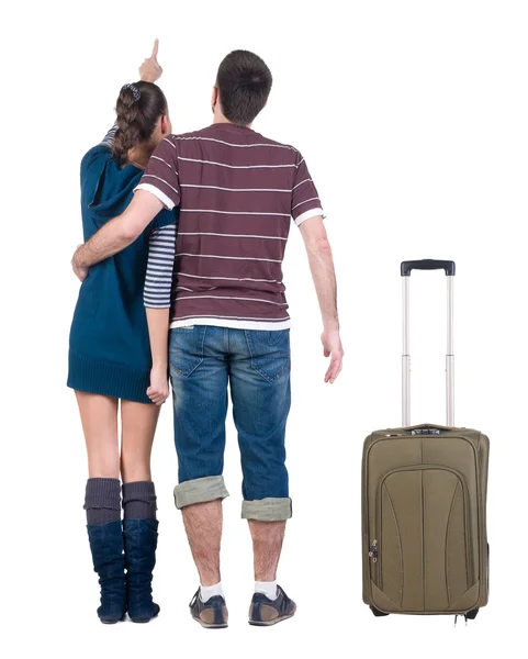 Jonge reizende paar met koffer kijkt waar dat. — Foto de Stock