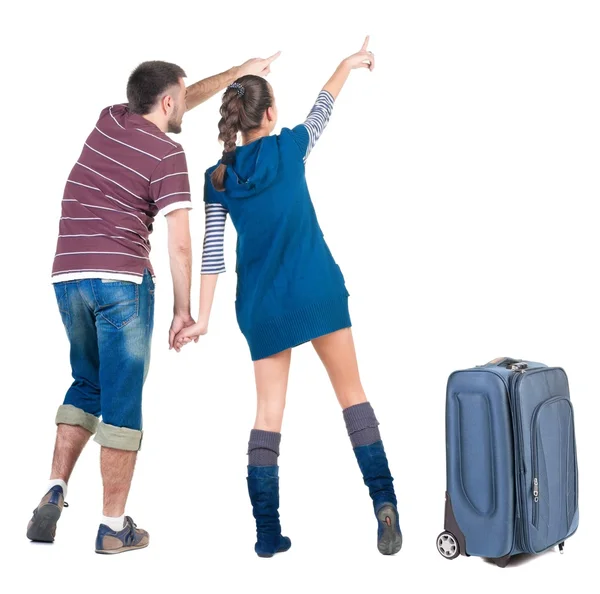 Jonge reizende paar met koffer kijkt waar dat. — Foto de Stock