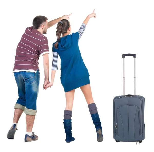 旅游对年轻夫妇带着手提箱看起来在哪里，. — 图库照片