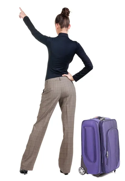 Reisen junge Frau mit Suitcas auf Wand. — Stockfoto