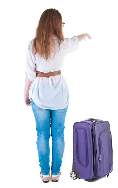 Fiatal nő suitcas pontok fal, utazás. — Stock Fotó