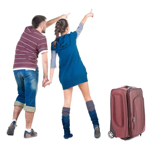 Jovem casal viajando com suitcas parece onde isso. — Fotografia de Stock