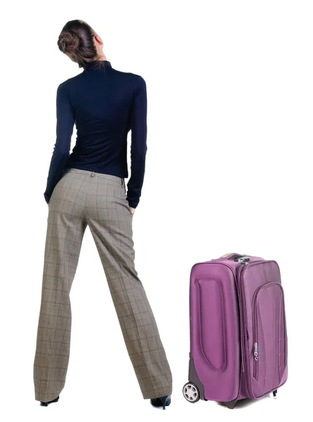 Jonge vrouw reizen met suitcas kijken naar muur. — Stockfoto