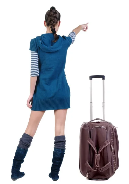 Viaja a joven vestida con suitcas apuntando a la pared — Foto de Stock