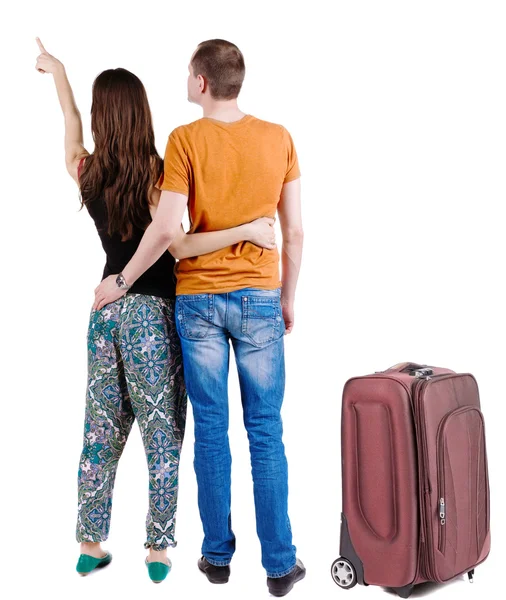 Jeune couple voyageant avec suitcas — Photo