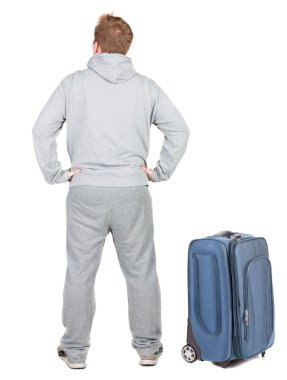 arkadan görünüşü ile bavul seyahat genç adam.