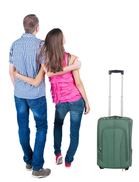 Vista posterior de la joven pareja viajando con maleta. — Foto de Stock