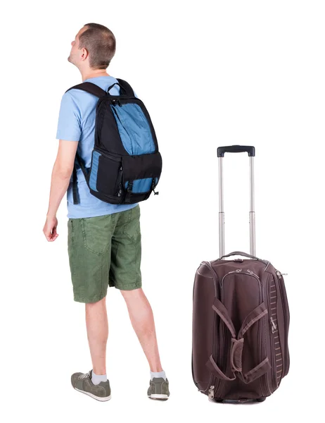 Rückansicht des jungen Mannes Reisen mit Koffer. — Stockfoto