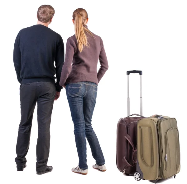 Arkadan görünüşü ile bavul seyahat genç Çift. — Stok fotoğraf