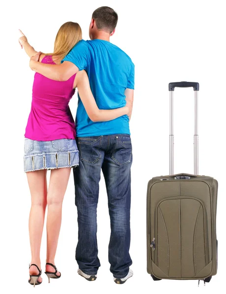 Молодая пара, путешествуя с чемоданом вид сзади. — стоковое фото