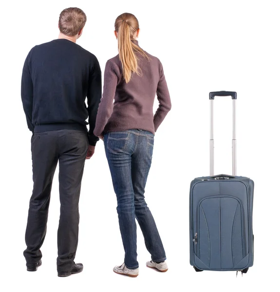 Rückansicht des jungen Paares Reisen mit Koffer. — Stockfoto