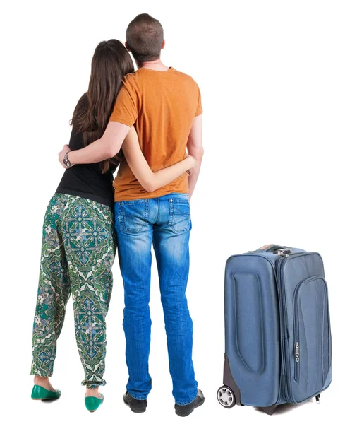 Vista posterior de la joven pareja viajando con maleta . — Foto de Stock