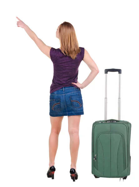 Vacker ung kvinna i klänning reser med resväska — Stockfoto