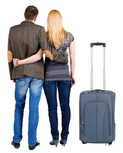 सूटकेस के साथ यात्रा करने वाले युवा जोड़े का बैक व्यू . — स्टॉक फ़ोटो, इमेज