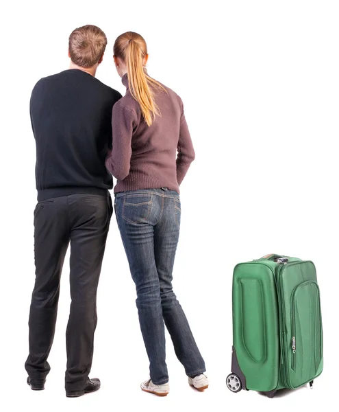 Rückansicht des jungen Paares Reisen mit Koffer. — Stockfoto