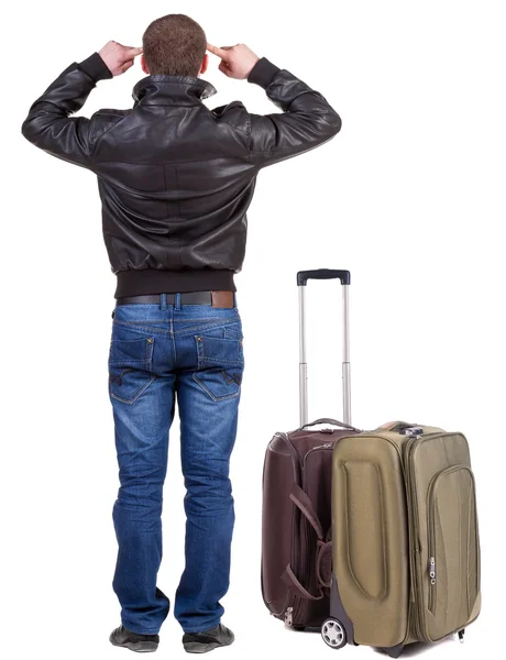 Achteraanzicht van de jonge man het reizen met koffer. — Stockfoto