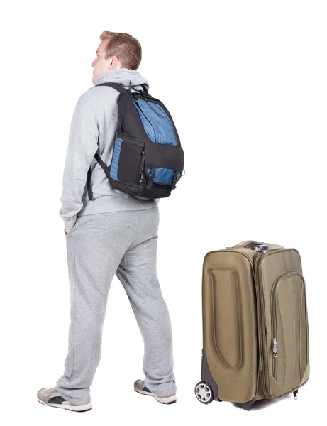 Vista posterior de joven viaja con maleta — Foto de Stock