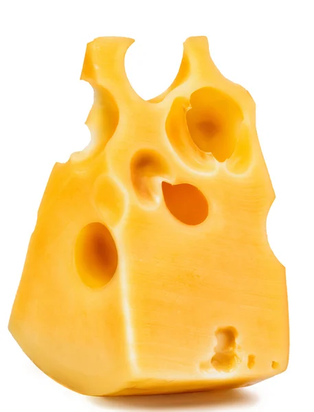 Stuk kaas. een driehoekige plakje kaas met gaten — Stockfoto