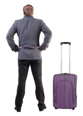 arkadan görünüşü ile bavul seyahat genç adam.