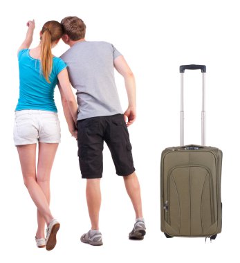 Genç çift suitcas ile seyahat ve duvara dönük