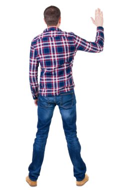 arkadan görünüşü ararken Kareli gömlekli yakışıklı adam.