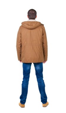 arkadan görünüşü kış parka bakan yakışıklı bir adam