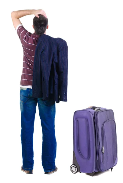若い男がスーツケースと一緒に旅行先読みをします。背面ビュー. — ストック写真