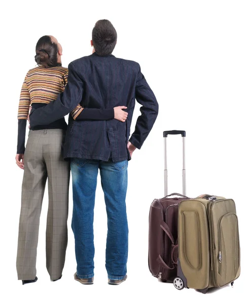 Молодая пара, путешествуя с чемоданом — стоковое фото