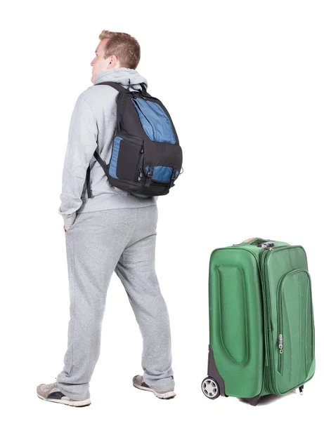 Achteraanzicht van de jonge man het reizen met koffer — Stockfoto