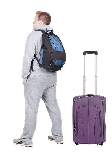 スーツケースと一緒に旅行の若い男の背面図 — ストック写真