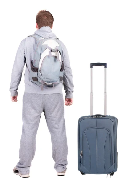 Οπίσθια όψη νεαρού άνδρα που ταξιδεύουν με βαλίτσα. — Φωτογραφία Αρχείου