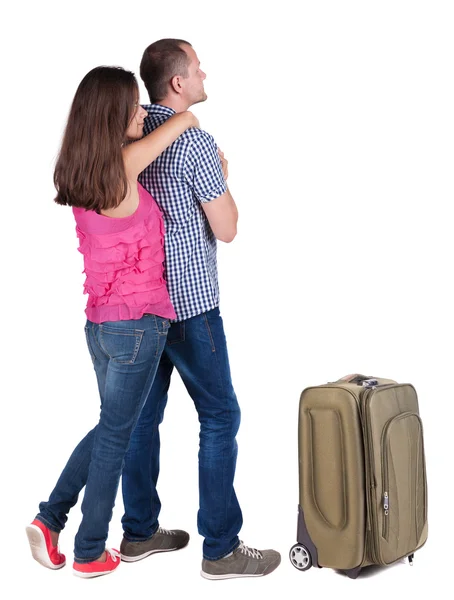 Молодая пара, путешествуя с чемоданом вид сзади. — стоковое фото