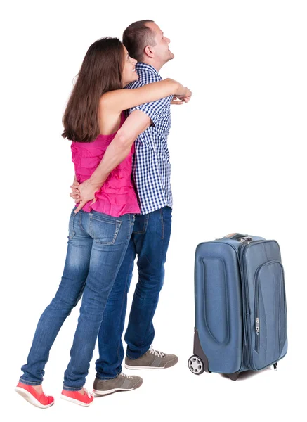 Rückansicht des jungen Paares Reisen mit Koffer. — Stockfoto