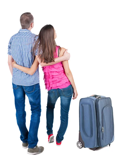 Вид ззаду молода пара подорожує з валізою . — стокове фото