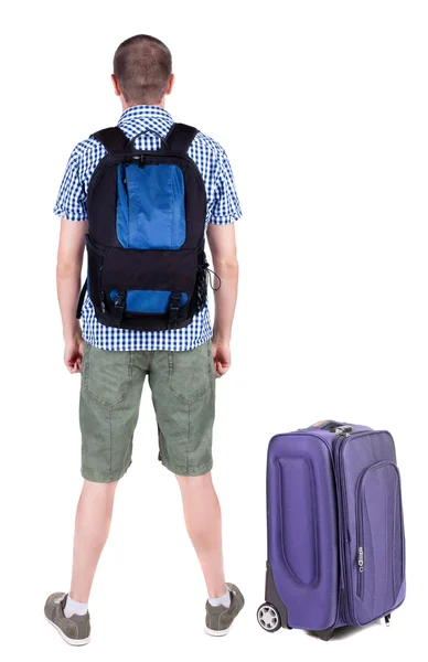 Rückansicht des jungen Mannes Reisen mit Koffer. — Stockfoto