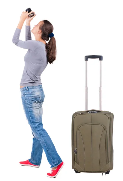 后视图拍摄带手提箱旅行的女人. — 图库照片