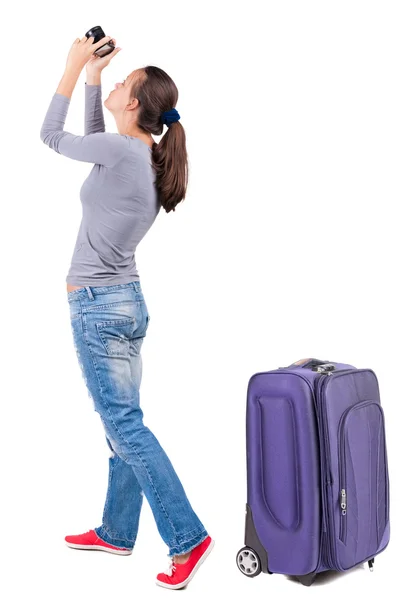 Widok kobiety Fotografowanie w podróży z walizka z tyłu. — Zdjęcie stockowe