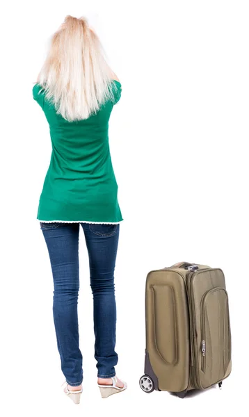 Vista della donna bionda bella giovane in piedi con la valigia posteriore — Foto Stock