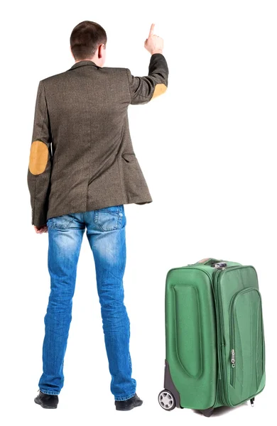Vista posterior de apuntando a hombre de negocios en chaqueta de viaje con maleta — Foto de Stock