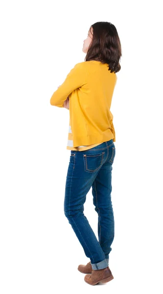 Widok stojący młodych brunetka piękna kobieta w kolorze żółtym z tyłu — Zdjęcie stockowe