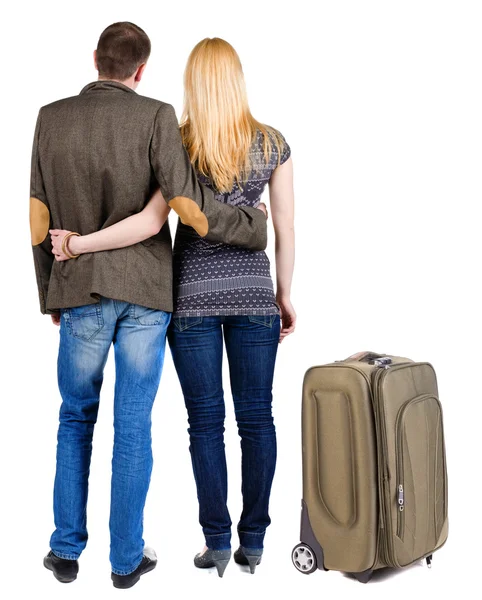 Vista posterior de la joven pareja viajando con maleta. —  Fotos de Stock