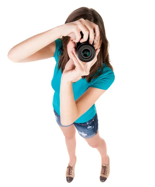 Mulher jovem em shorts captou algo compacta câmera. — Fotografia de Stock